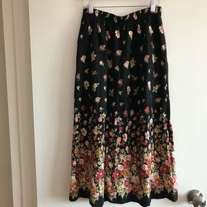 Vintage floral skirt with pockets!